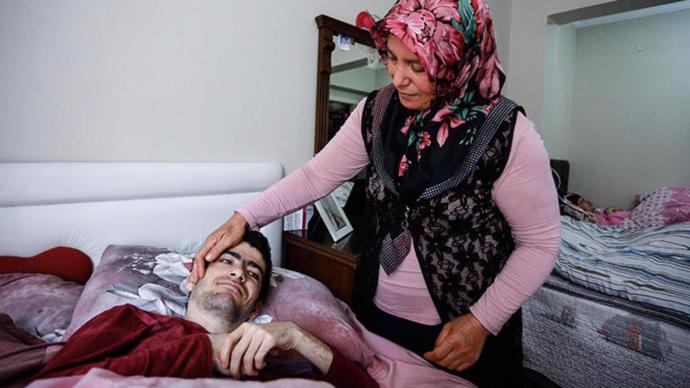 İşte Yılın Annesi: Şahine Kınacı (Doğuştan Bedensel Engelli 3 Çocuğuna Bakıyor)
