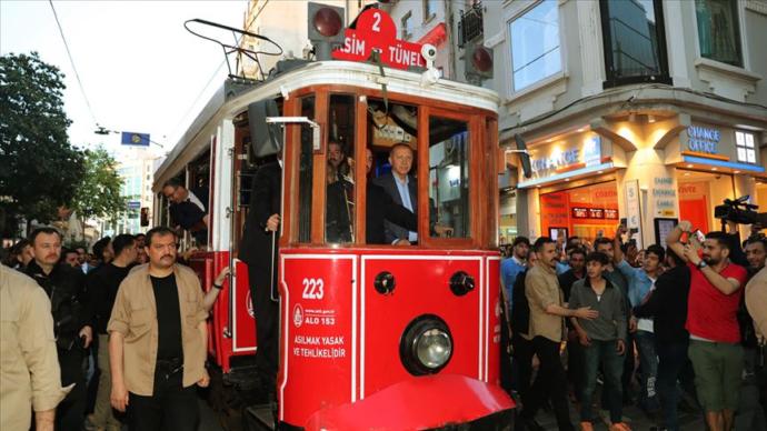 Erdoğan Beyoğlu'nda Tramvaya Bindi, Vatandaşlara