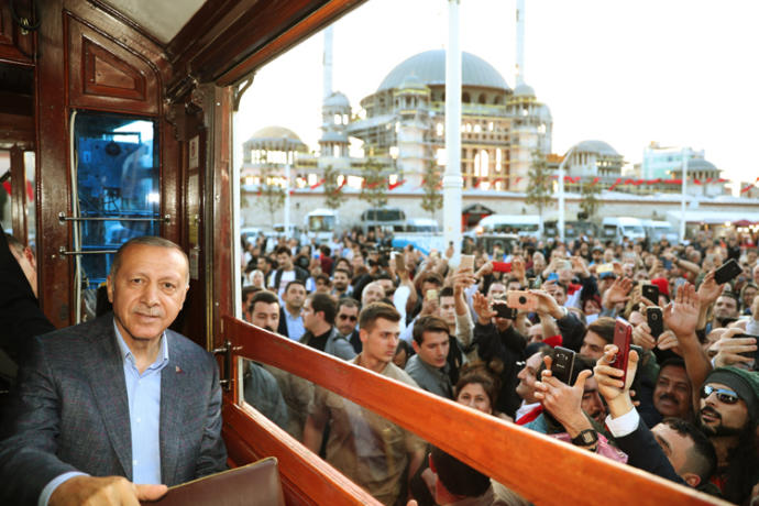Erdoğan Beyoğlu'nda Tramvaya Bindi, Vatandaşlara