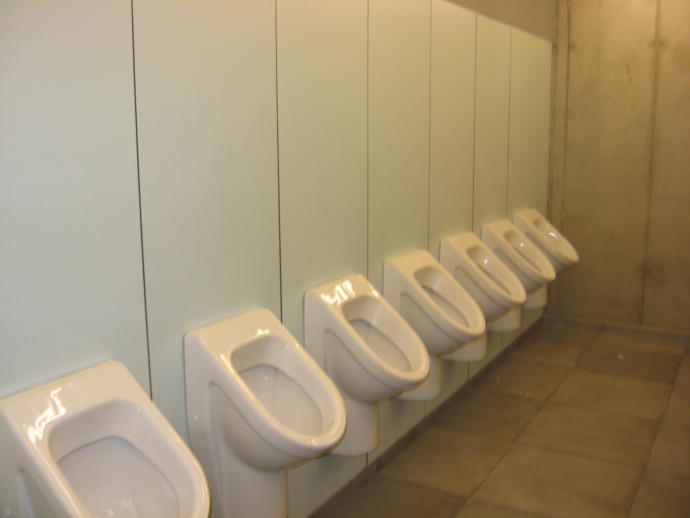 Ara bölmesiz pisuvarlar