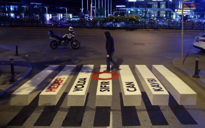 İçişleri Bakanlığı Trafik Haftası Nedeniyle Yollara Grafiti Çizdi: Hedef! Yolda ⭕'sıfır' Can Kaybı