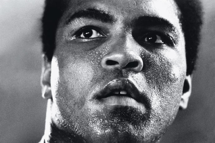 Muhammed Ali poz verirken