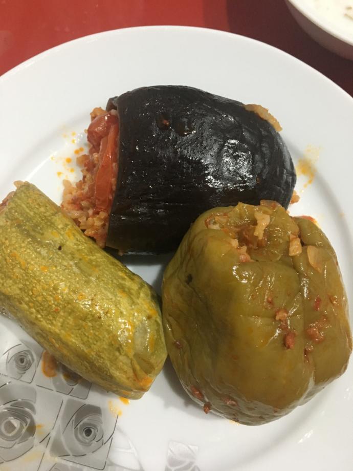 Yaza Merhaba Kuru Dolmaya Elveda: Etli Karışık Yaz Dolması Tarifi