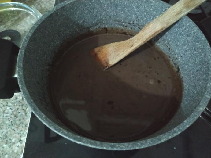 Ramazan'da Fit Kalmak İsteyenler İçin Kalorisi Düşük Bir Tatlım Var: Çikolatalı İrmik Tatlısı!