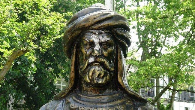 Maçka Parkı'ndaki Eski Türk Devletlerinin Kurucularının Büstlerini Baltayla Parçalamaya Çalıştı