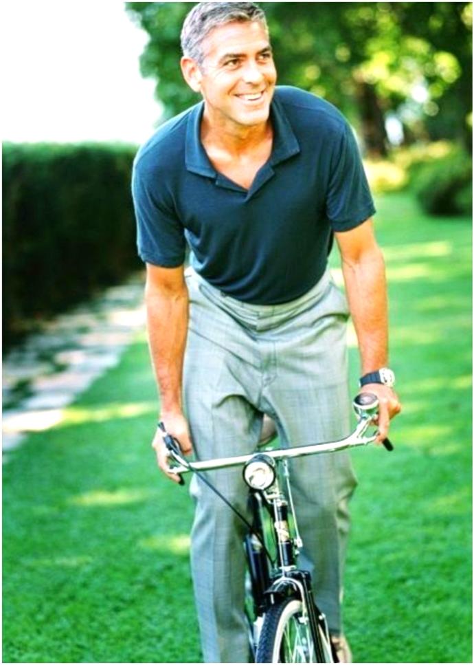 Clooney yaramaz bir çocuk edasıyla poz veriyor.