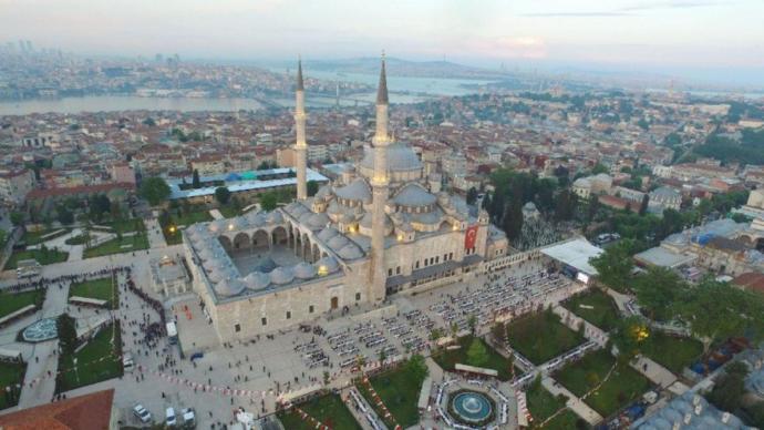 Bir Ramazan Gecesi Peşi Sıra Ziyaret Edebileceğiniz İstanbul'un En Güzel Camileri