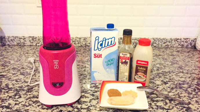 11 Ayın Sultanı Ramazan'a Yakışır Tahin ve Pekmezli Sıcak Smoothie Tarifi