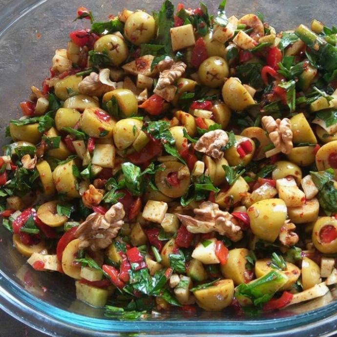 En Sevilen Yaz Salatalarından Olan Yapımı Basit Bir Lezzet: Zeytinli Salata!