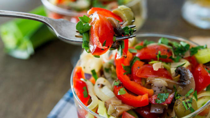 En Sevilen Yaz Salatalarından Olan Yapımı Basit Bir Lezzet: Zeytinli Salata!