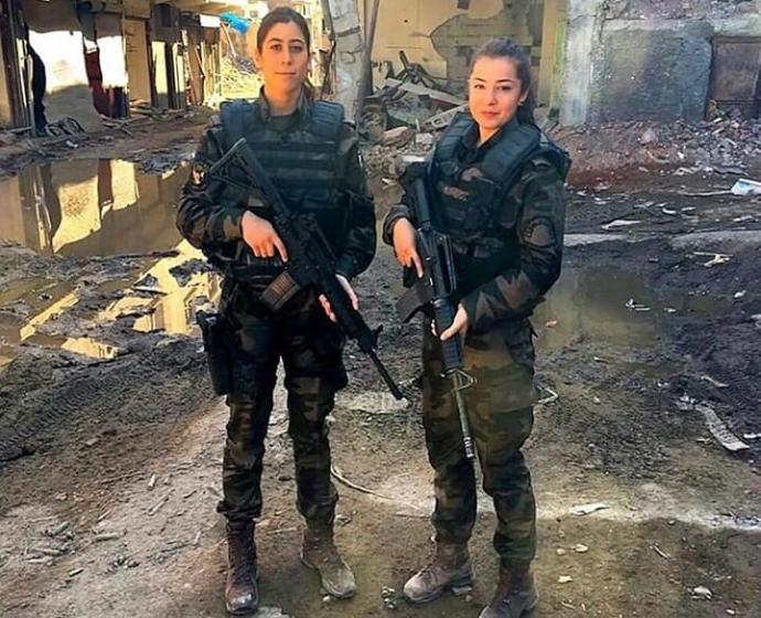 Cennet Yiğit (solda) ve Gülşah Güler (sağda)