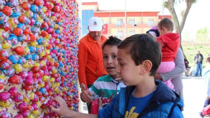 Bayramın Gelmesini Bekleyen Çocuk ve Yastığının Başındaki Bayram Kombini!