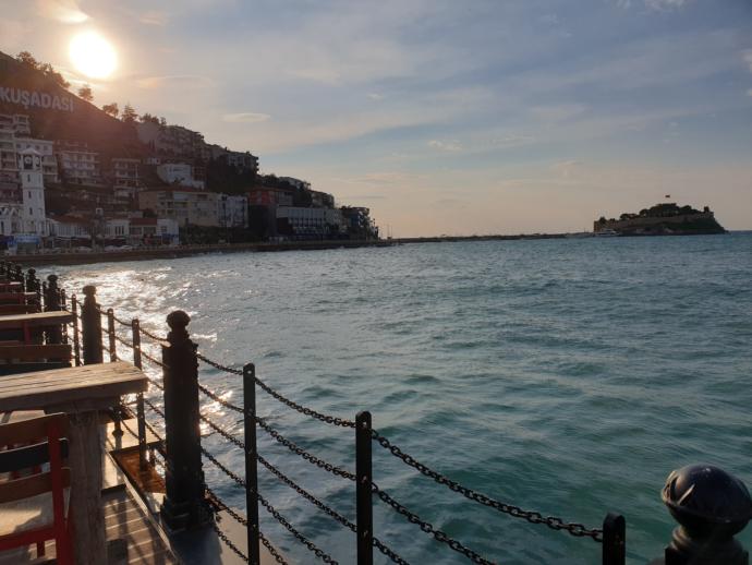 Güvercinada kalesi geceleri başka bir güzel görünüyor