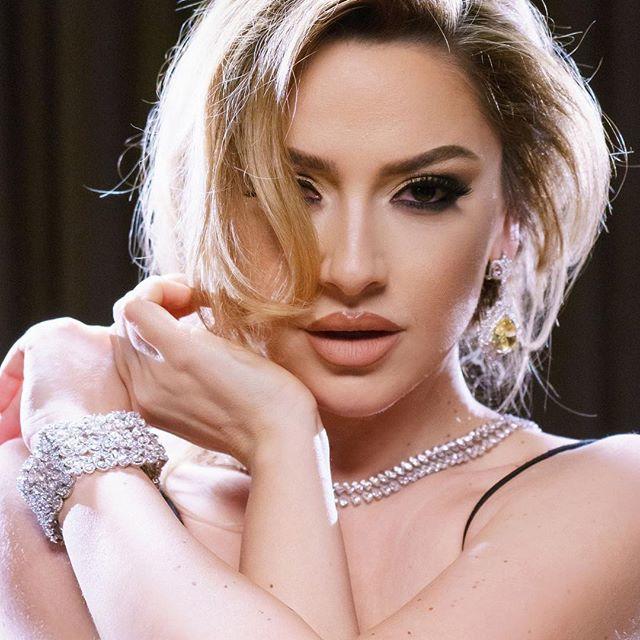 Hadise Açıkgöz (Makyajlı)