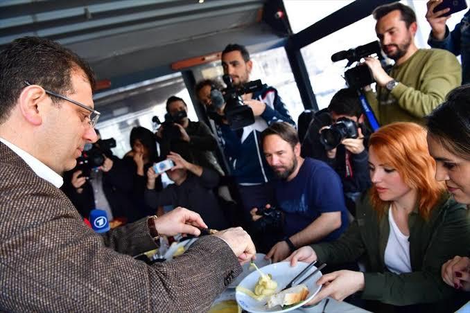 Ekrem İmamoğlu'nun Fotoğraflarını "A Haber Gibi Ol" Akımına Kapılıp Seslendiren Twitter Kullanıcıları!