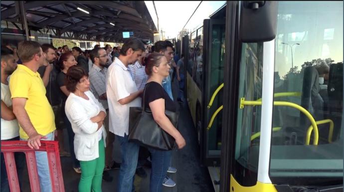 Pınar Altuğ Kötü Kokan Kadınlara ve Erkeklere Seslendi: Deodorant Sürün!