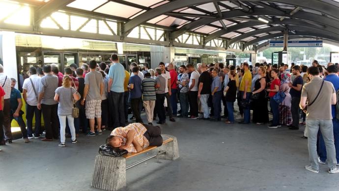 Pınar Altuğ Kötü Kokan Kadınlara ve Erkeklere Seslendi: Deodorant Sürün!