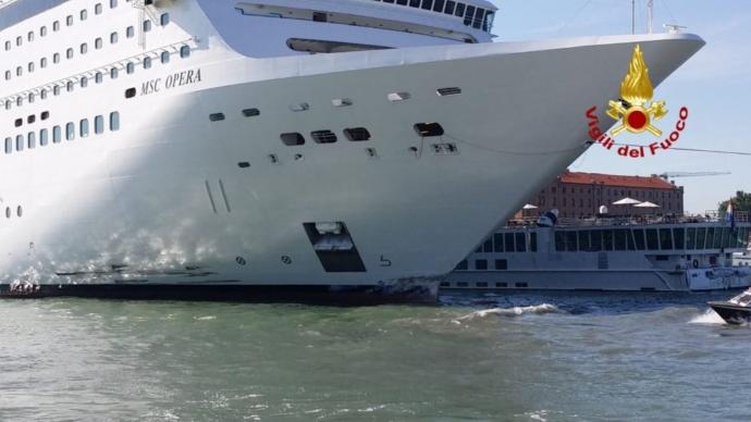 Venedik'te Cruise Gemisi İskele ve Tur Teknesine Çarptı!