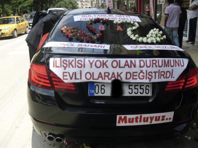 Mutluluğunu Gelin Arabalarına Yansıtan 12 Çılgın Damat