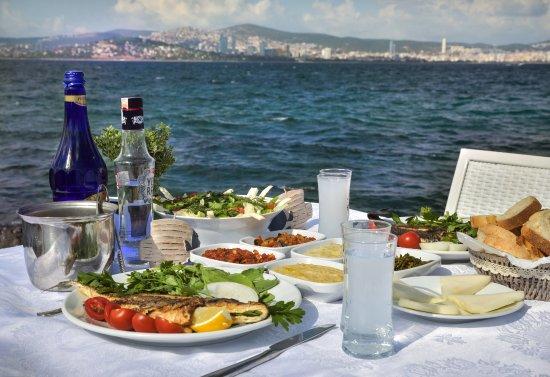 Burada kızarmış balık var ama biz reçelini yaptık. Tarzımız var!