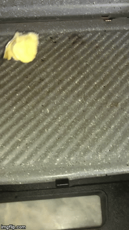Tereyağı sürüyoruz sonra üstüne yumurtamızı kırıyoruz.