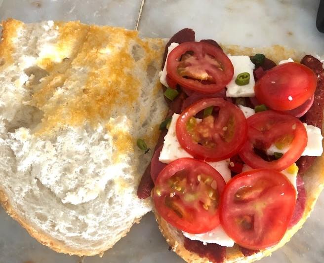 Farklı Bir Tost Arayanlara: Keçi Peynirli Tost Tarifi!
