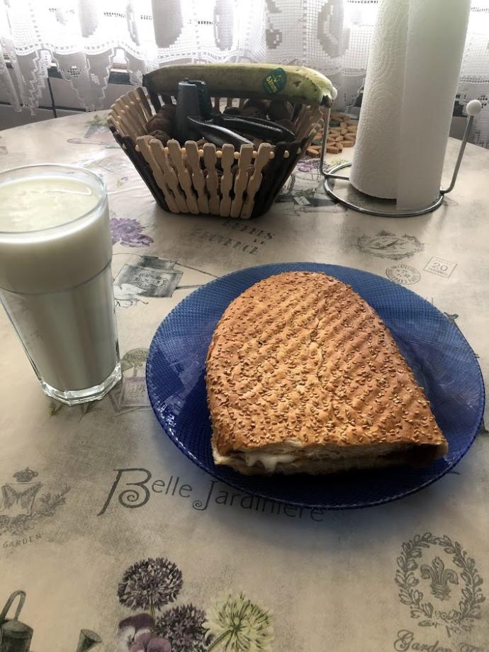 Farklı Bir Tost Arayanlara: Keçi Peynirli Tost Tarifi!