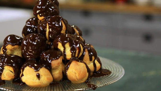 En Güzel Bayram Tatlısı: Çikolata Soslu Ve İçi Harika Kremalı Çıtır Profiterol! 😋