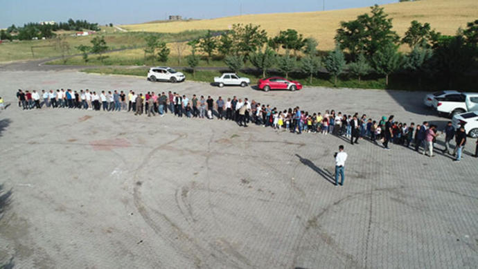 Dedelerinin Bayramını Kutlayan 300 Torun 50 Metre Kuyruk Oluşturdu!