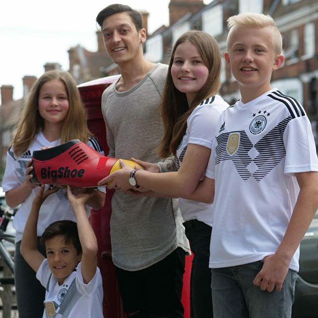 Mesut Özil - Amine Gülşe Çiftinden Ayakta Alkışlanacak Davranış!