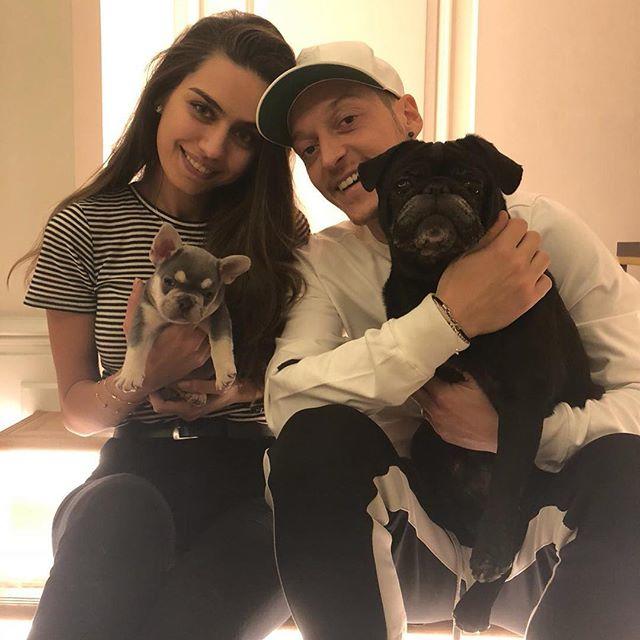 Mesut Özil - Amine Gülşe Çiftinden Ayakta Alkışlanacak Davranış!