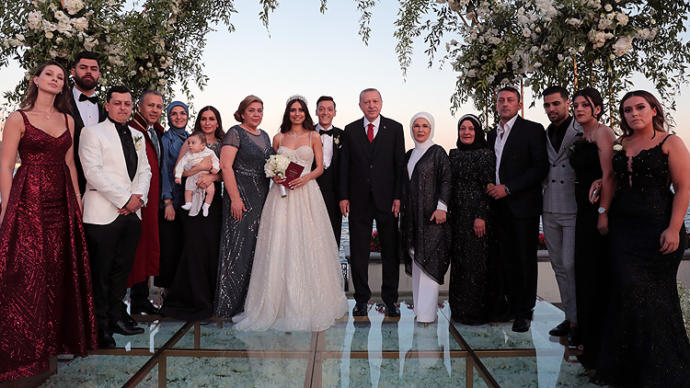 Mesut Özil ile Amine Gülşe Evlendi, Cumhurbaşkanı Erdoğan Nikah Şahidi Oldu