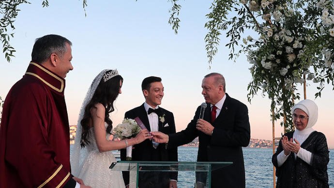 Mesut Özil ile Amine Gülşe Evlendi, Cumhurbaşkanı Erdoğan Nikah Şahidi Oldu