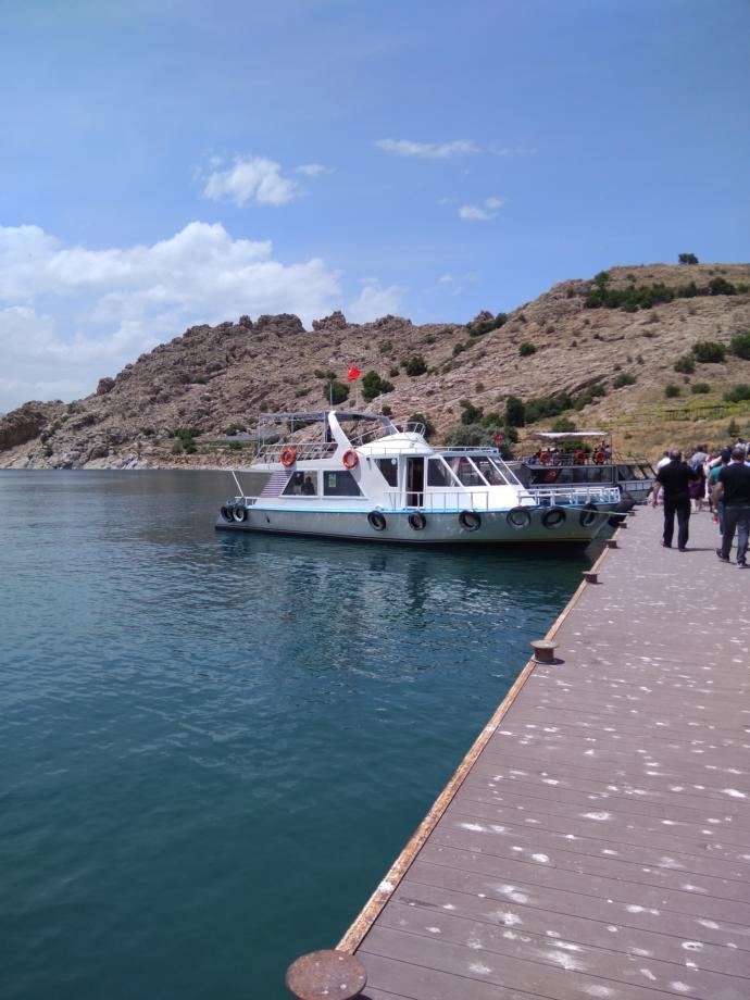 Ada'ya giderken bu teknelerle biniliyor. Burası Akdamar'ın iskelesi