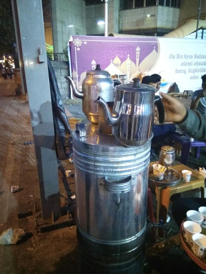 Kömürlü semaverler her yerdeydi.