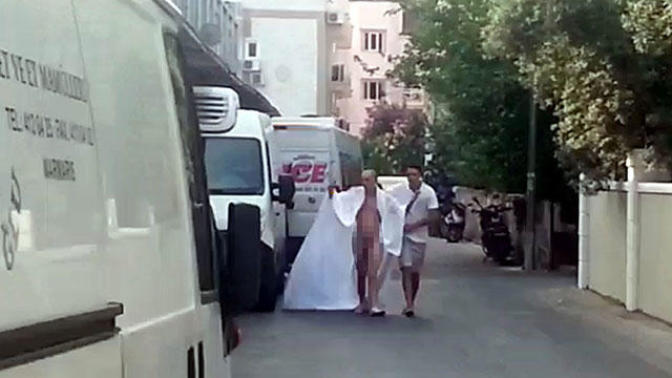 Alkollü Erkek Turist Marmaris Sokaklarında Anadan Doğma Dolaştı!