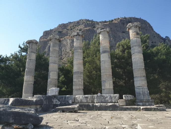 Athena Tapınağı'nın çimento vb. Harç kullanılmadan yapılmış ayakta kalan muhteşem sütunları