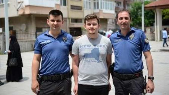 Polis, Sakarya'da YKS'ye Gireceği Okulu Karıştıran Öğrenciyi Sınava Yetiştirdi!