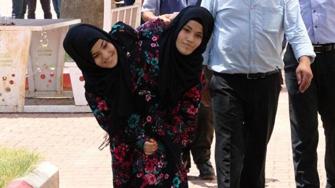 YKS'ye Giren Siyam İkizlerine Muhabirin Sorusu: Ayrı Ayrı Sınıflarda Mı Girdiniz?