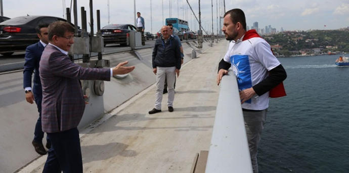 Binali Yıldırım'dan Kaza Yapan Motorcuya Jet Müdahale