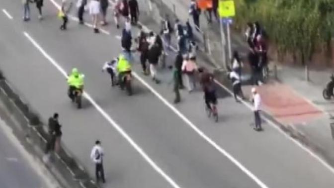 Kolombiya'da Polis Kaykaycıların Üstüne Motor Sürdü!