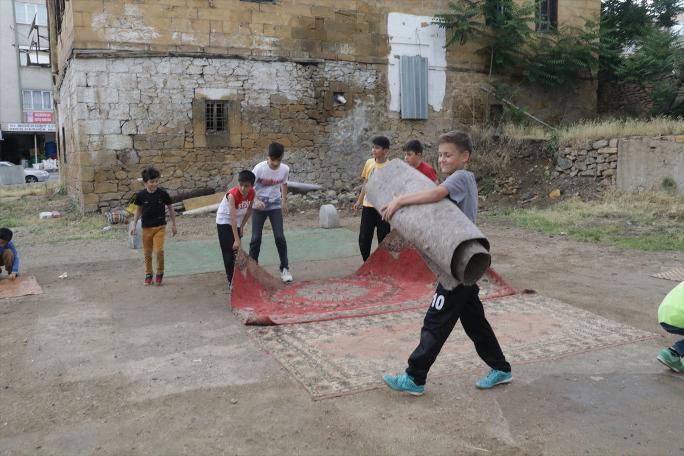 Yozgat'ta Çocuklar Evden Getirdikleri Kilimlerle 'Halı Saha' Yaptı!