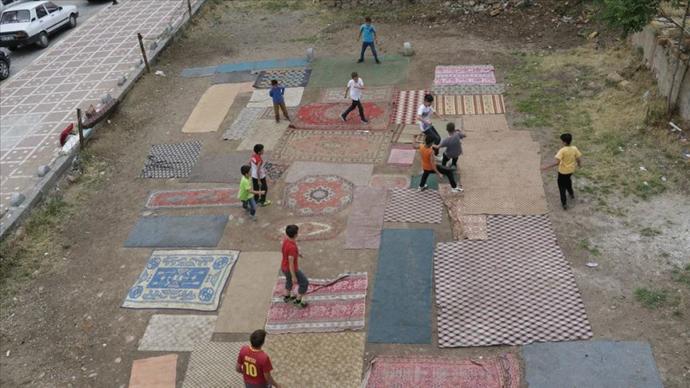 Yozgat'ta Kilimlerden Yapılan Halı Saha