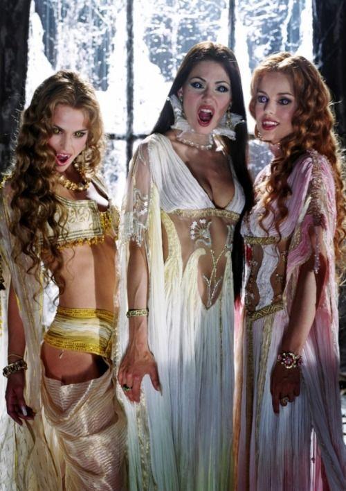 Gelmiş Geçmiş En Seksi Kadın Vampirler