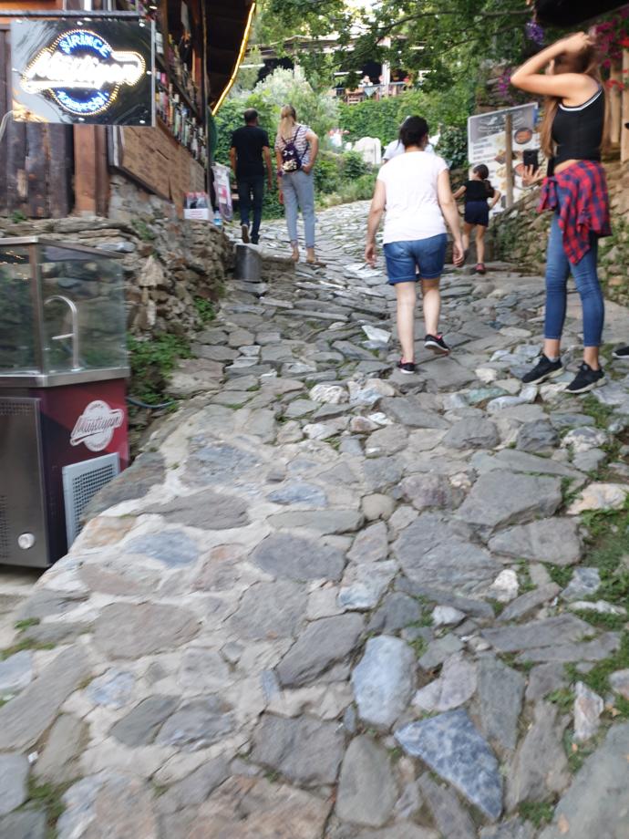 Aralara daldıkça dik taşlı yokuşlarına denk geleceksiniz
