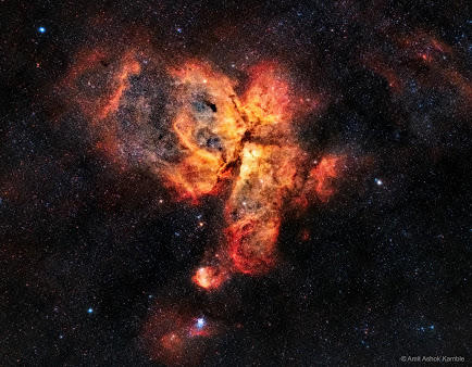 Karina Nebula. Eta Carinae ve HD 93129A, Samanyolu içindeki en büyük kütleli ve parlak yıldızlardan birisidir.