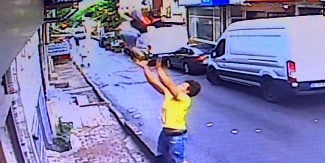 Feuzi Zabaat'ın Çocuğu Yakalama Anı