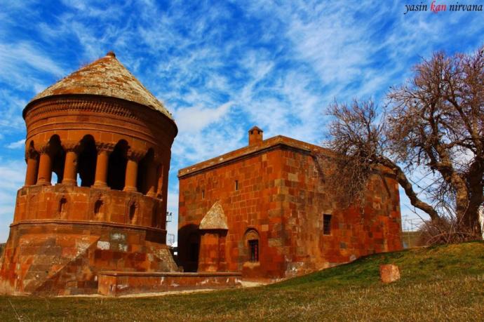 Eski zamanda yapılan ahlat taşı ile kümbet ve cami.