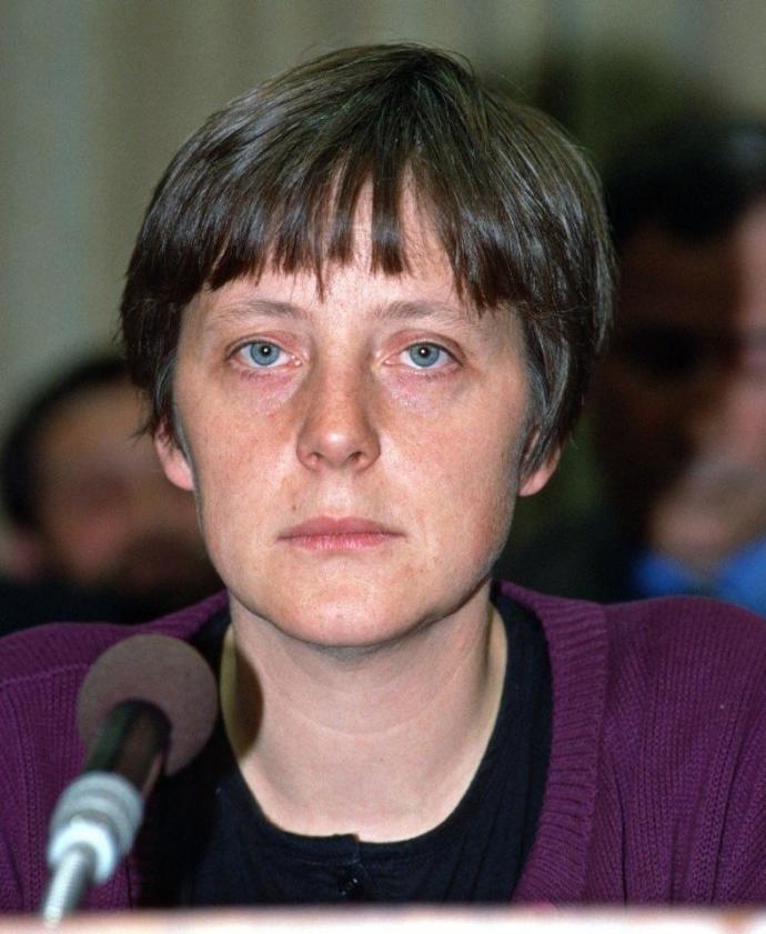 Almanya Başbakanı Angela Merkel İkinci Kez Titreme Nöbeti Geçirdi (Video Haber)