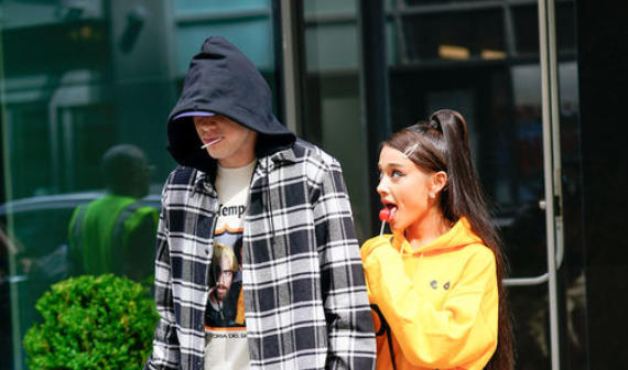Ünlü Şarkıcı Ariana Grande’nin Yaladığı Lolipop 50 Bin Dolara Satışa Çıkarıldı!
